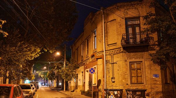 Старые дома в районе Чугурети в Тбилиси ночью в свете фонарей - Sputnik საქართველო