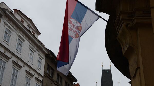 Государственный флаг Сербии на здании - Sputnik Грузия