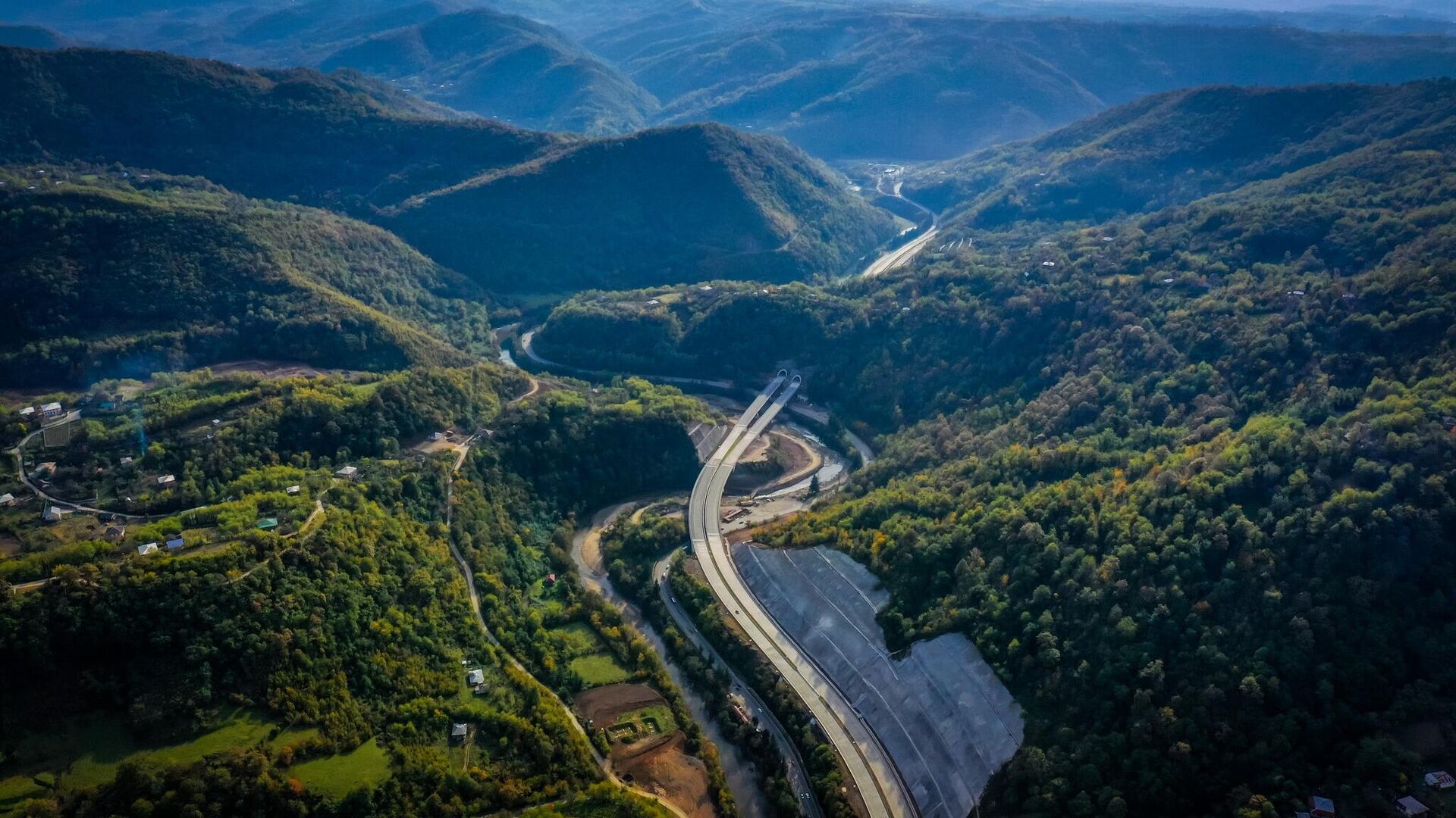 Новый участок скоростной трассы, соединяющей Восточную и Западную Грузии через перевал Рикоти - Sputnik Грузия, 1920, 30.10.2023