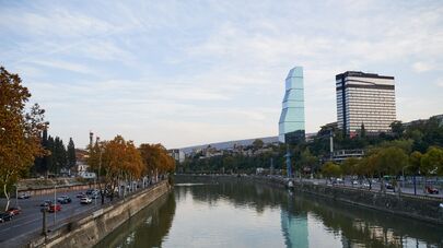 Вид на город Тбилиси и набережную Куры, октябрь 2023