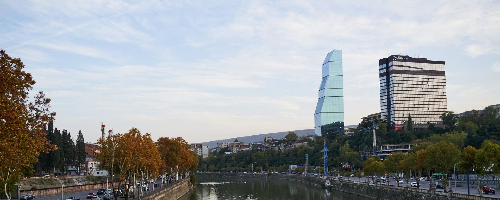 Вид на город Тбилиси и набережную Куры, октябрь 2023 - Sputnik Грузия, 1920, 10.12.2025