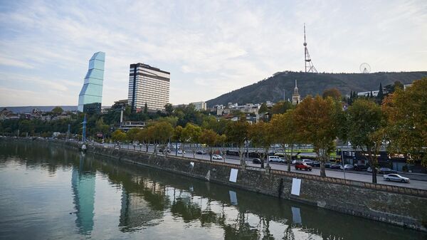Вид на город Тбилиси и набережную Куры, гора Мтацминда, октябрь 2023 - Sputnik Грузия