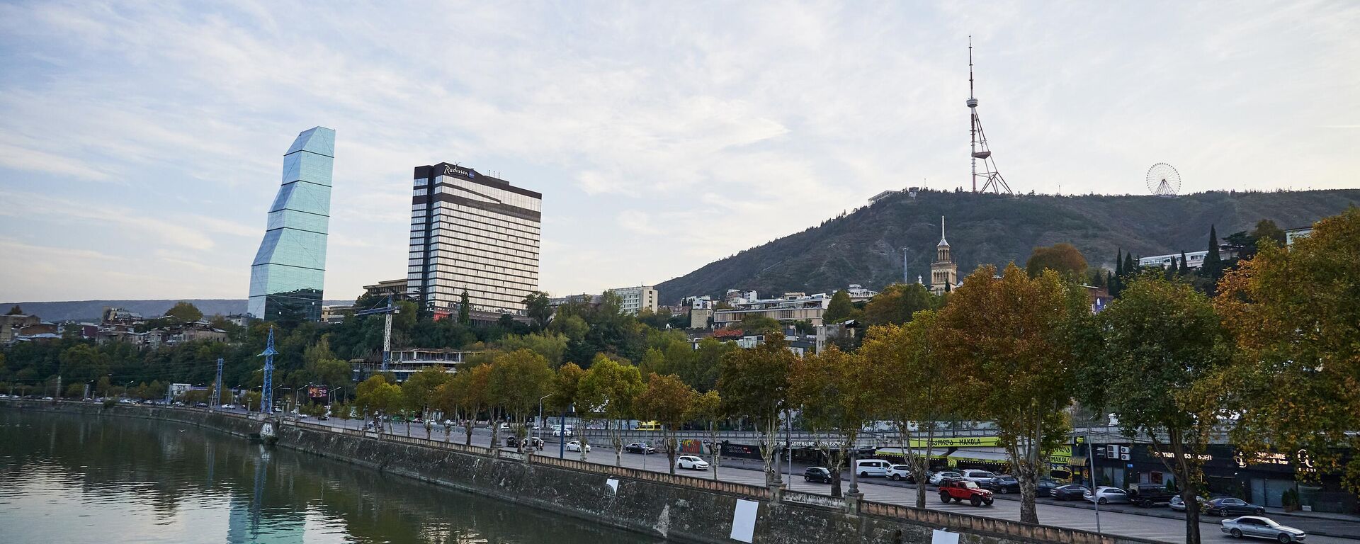 Вид на город Тбилиси и набережную Куры, гора Мтацминда, октябрь 2023 - Sputnik Грузия, 1920, 31.05.2025