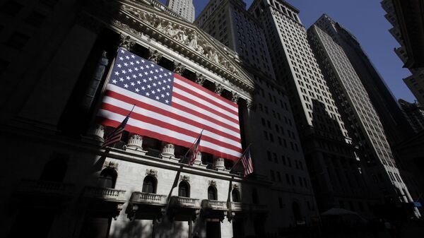 Американские флаги на здании Нью-Йоркской фондовой бирже в Нью-Йорке. - Sputnik Грузия