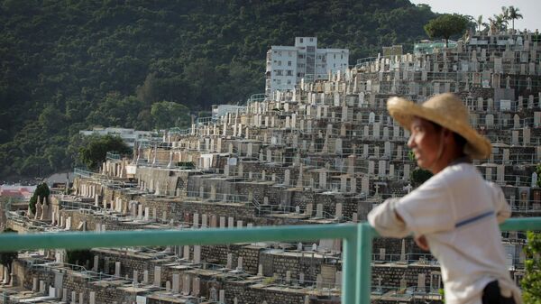 Мужчина смотрит на кладбище Пок-Фу-Лам в Гонконге - Sputnik Грузия