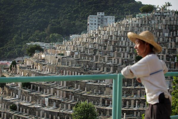 Мужчина смотрит на кладбище Пок-Фу-Лам в Гонконге. - Sputnik Грузия