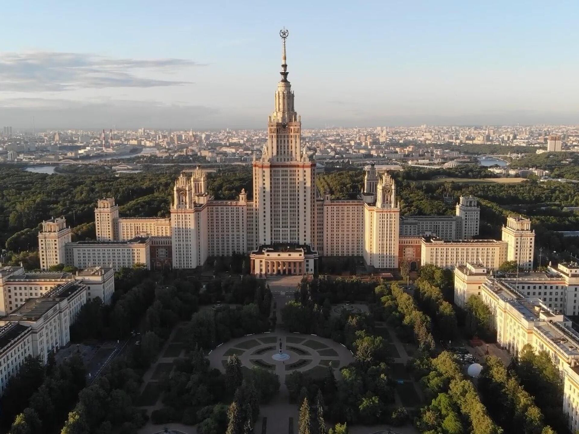 Ближайший мгу. МГУ имени м.в. Ломоносова. Белый дом Москва МГУ. Ломоносов 2012 МГУ. Новый МГУ В Москве.