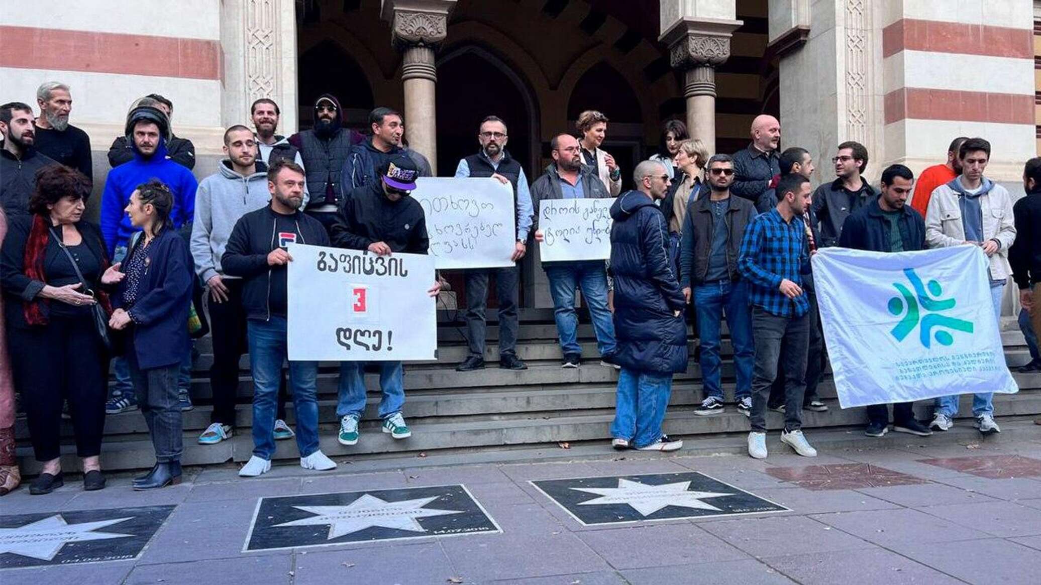 Протесты во франции. Митинг желтых жилетов во франции. Протесты за справедливость. Митинги 2019. Социальный протест.