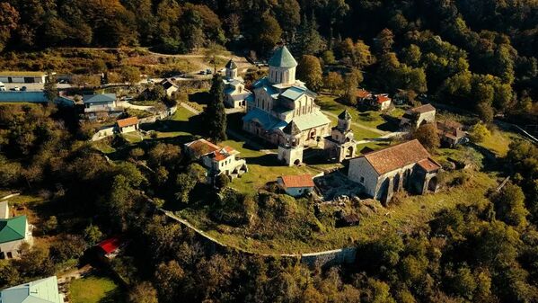 В двух километрах от города Кутаиси расположен монастырский комплекс Гелати, который является одним из важнейших культурных и духовных памятников Грузии. - Sputnik Грузия