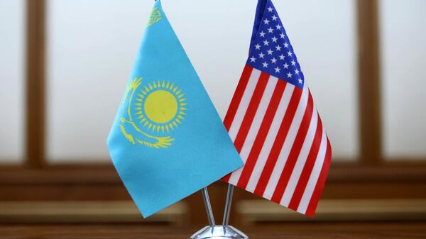 Флаги Казахстана и США - Sputnik Грузия