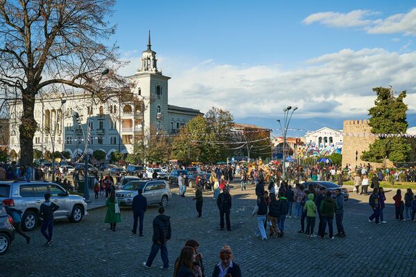 В Телави ежегодно 7 ноября отмечают День города – &quot;Телавкалакоба&quot;. В центре проходят народные гуляния. - Sputnik Грузия