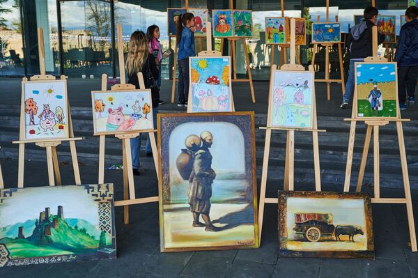 В этом году у здания Телавского театра была организована выставка-продажа работ местных художников. - Sputnik Грузия