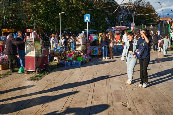 На городской праздник съезжаются жители со всей Кахети. Повеселится приходят и туристы.  - Sputnik Грузия