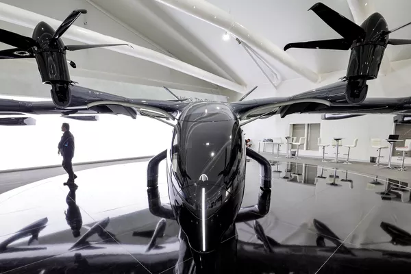 Летающее такси с электрическим вертикальным взлетом и посадкой Archer Aviation на авиашоу Dubai Airshow 2023 в Дубае