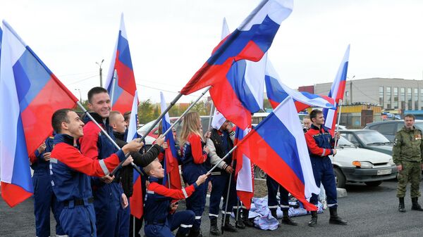 Люди с флагами Российской Федерации. Архивное фото - Sputnik Грузия