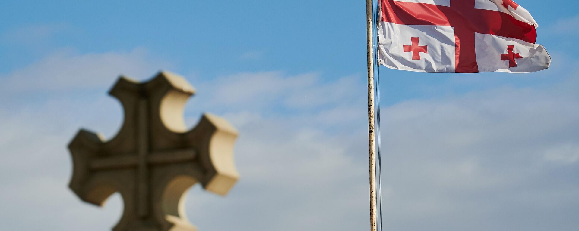 Флаг Грузии на территории собора Святой Троицы Самеба - Sputnik Грузия, 1920, 20.02.2025