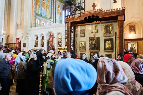 Множество верующих в этот праздничный день побывали в кафедральном соборе Святой Троицы – Цминда Самеба. - Sputnik Грузия