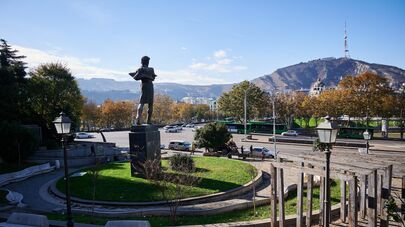 Вид на город Тбилиси осенью. Памятник Бараташвили 