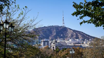 Вид на город Тбилиси осенью