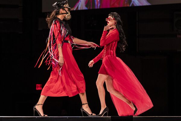 Модели во время мероприятия &quot;Красное платье&quot; в рамках Недели моды коренных народов Ванкувера. - Sputnik Грузия