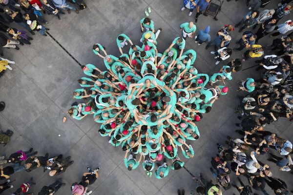 Члены команды Человеческой Башни &quot;Castellers de Villafranca&quot; образуют &quot;кастель&quot; на площади Сокало в Мехико. - Sputnik Грузия