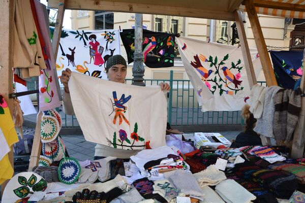 Участники мероприятия теперь выставляют на продажу вещи ручной работы, сувениры и товары местного производства. - Sputnik Грузия