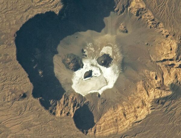 Вот, к примеру, еще один из них: прошлые извержения вулканов и отложения соли из горячих источников оставили это своеобразное &quot;лицо&quot; на севере Чада. - Sputnik Грузия