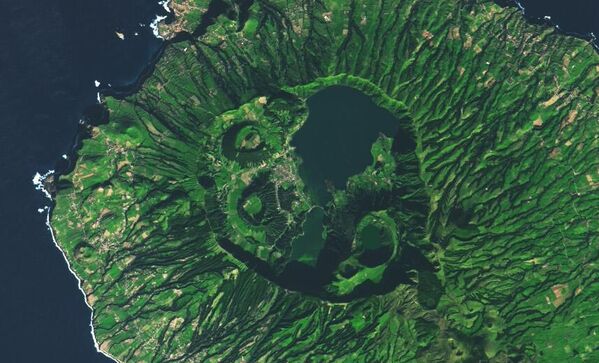 Остров Сан-Мигель – самый большой, самый густонаселенный и наиболее вулканически активный из девяти островов Азорского архипелага. - Sputnik Грузия