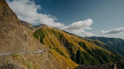 Достопримечательности Грузии : горы в регионе Тушети и впечатляющий пейзаж