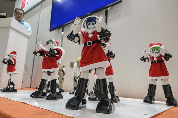 სანტას ფორმაში გამოწყობილი რობოტები ცეკვავენ რობოტების საერთაშორისო გამოფენაზე, ტოკიო - Sputnik საქართველო