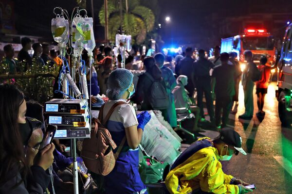 Эвакуированные пациенты и медперсонал в результате землетрясения у берегов Филиппин. - Sputnik Грузия