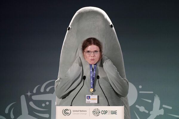 Элис Макгоуэн выступает на климатическом саммите ООН COP 28 в Дубае. - Sputnik Грузия