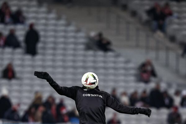 Шведский нападающий  Жоэль Асоро разминается перед матчем на стадионе &quot;Пьер-Моруа&quot; во Франции. - Sputnik Грузия