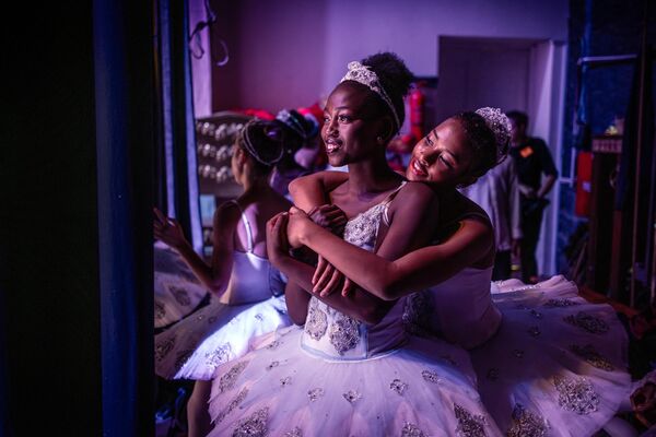Танцовщицы обнимаются за кулисами во время постановки &quot;Щелкунчика&quot; в Кении. - Sputnik Грузия