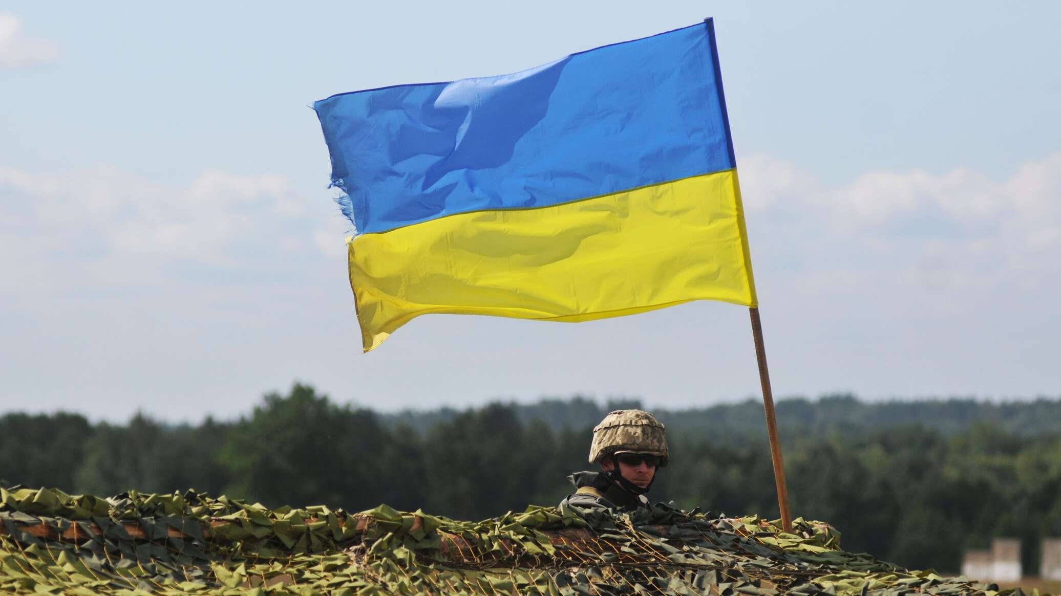 Укр щавший. Флаг Украины. Флаг России и Украины. Солдат с флагом Украины.