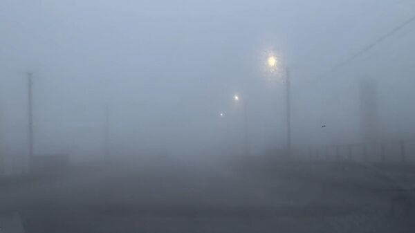 Езда вслепую: сильный туман на трассе Рустави-Тбилиси - видео - Sputnik Грузия