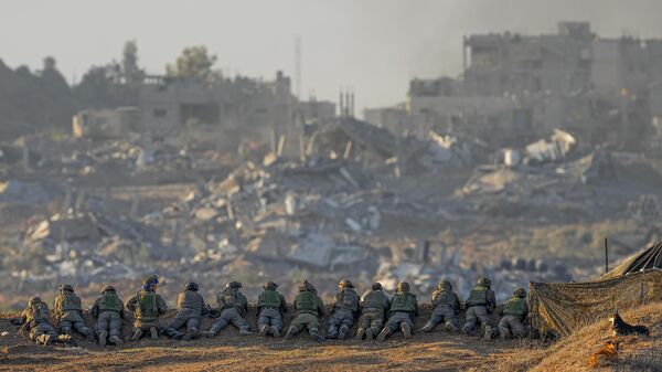 Израильские солдаты занимают позиции возле границы с сектором Газа на юге Израиля - Sputnik Грузия