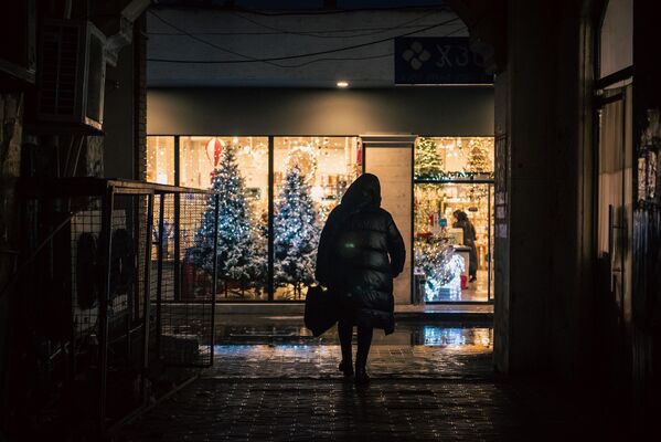 Новогодний антураж придает атмосферу любому уголку города. - Sololaki Грузия