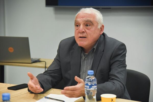 На фото: эксперт и политолог, главный редактор агентства NewsDay Автандил Отинашвили выступает на встрече. - Sputnik Грузия