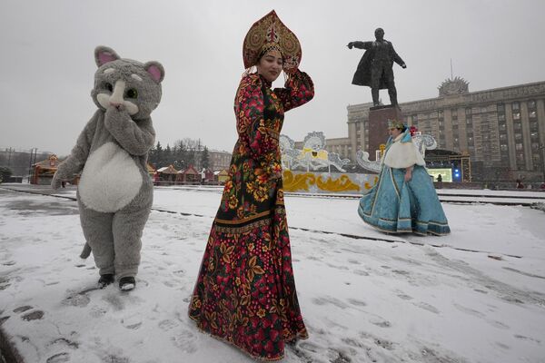 Уличные актеры гуляют по рождественскому рынку, открытому перед предстоящими рождественскими и новогодними праздниками в Санкт-Петербурге. - Sputnik Грузия