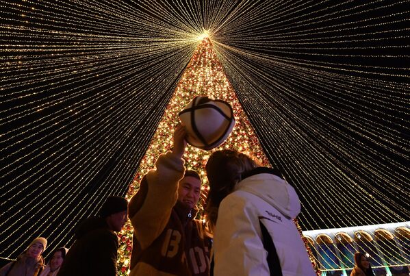 Люди гуляют на центральной площади Ала-Тоо, украшенной в честь предстоящего Нового года, в Бишкеке. Новый год, который был самым большим неформальным праздником года в бывшем Советском Союзе, также очень популярен преимущественно в мусульманской стране Кыргызстане. - Sputnik Грузия