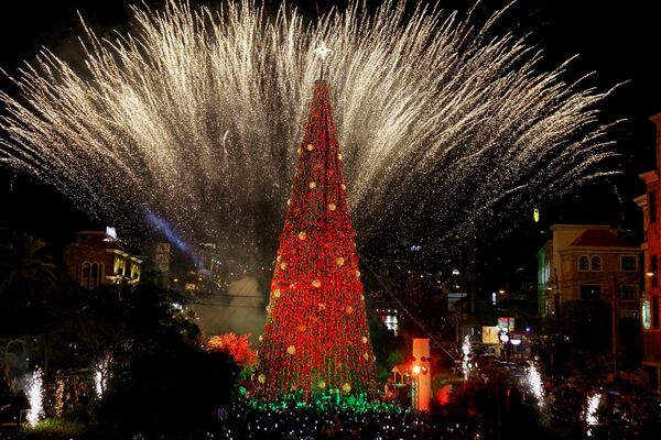 Фейерверк освещает небо во время церемонии зажжения рождественской елки в городе Библос на севере Ливана. - Sputnik Грузия