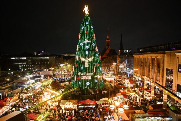 Рождественская елка из более чем 1 000 отдельных красных елей из региона Зауэрланд на рождественской ярмарке в Дортмунде, Западная Германия. По словам организаторов, рождественская елка считается самой большой в мире. - Sputnik Грузия