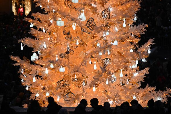 Рождественская елка у подножия Испанской лестницы в Риме. - Sputnik Грузия