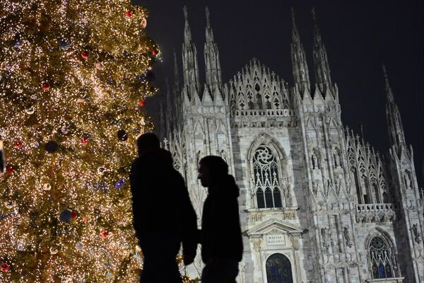 Такое рождественское дерево установили на площади Дуомо в Милане. - Sputnik Грузия