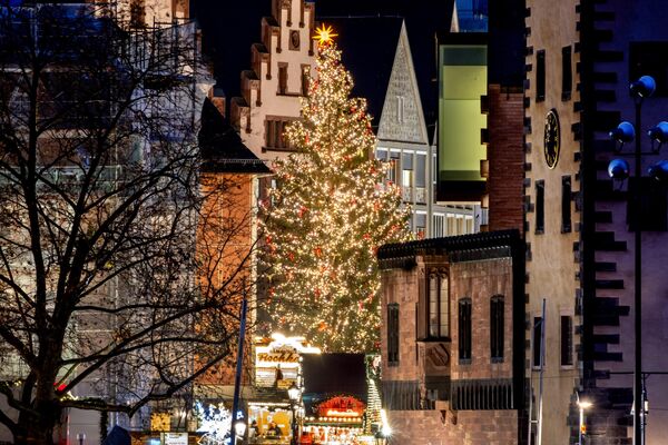 Рождественская елка на ярмарке в Германии. - Sputnik Грузия