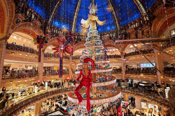 Огромное новогоднее дерево в магазине Galéries Lafayette в Париже. - Sputnik Грузия