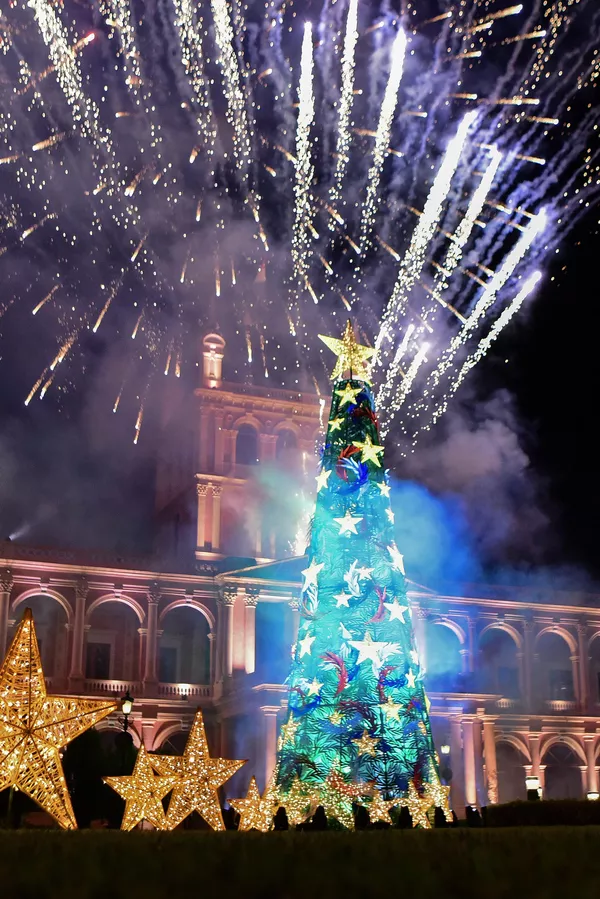 Фейерверк зажигается на большой рождественской елке в президентском дворце Лопес в Асунсьоне (Парагвай). - Sputnik Грузия