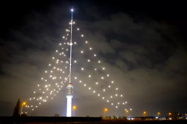 Огни "самой большой рождественской елки в Нидерландах" – башни Гербранди, также известной как передающая башня Лопика. Эту башню украшают как рождественское дерево с 1992 года. - Sputnik Грузия
