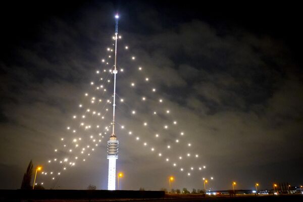 Огни &quot;самой большой рождественской елки в Нидерландах&quot; – башни Гербранди, также известной как передающая башня Лопика. Эту башню украшают как рождественское дерево с 1992 года. - Sputnik Грузия